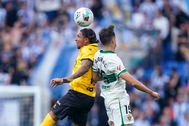 ESP: RCD Espanyol v Elche CF. La Liga EA Sports. Date 10 Thyrhys Dolan of RCD Espanyol and Alvaro Nunez of Elche CF during the La Liga EA Sports match between RCD Espanyol and Elche CF played at RCDE Stadium on October 25, 2025 in Barcelona, Spain. kpng Copyright: xSergioxRuizx xPRESSINx PS_2501025_ESP_ELC_2526_034