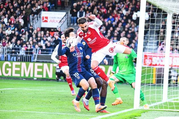 FOOTBALL : Stade Brestois 29 vs Paris Saint Germain - Ligue 1 - JournÃ e 9 - 25 10 2025 Romain Del Castillo (Stade Brestois) Kang-in Lee (Paris SG) BrestFrance  Copyright: xBaptistexAutissierx