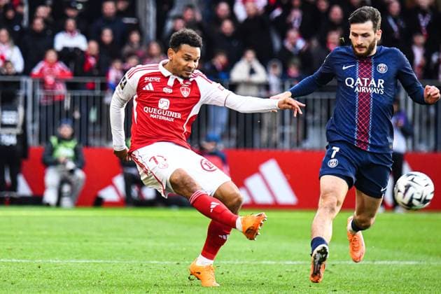 FOOTBALL : Stade Brestois 29 vs Paris Saint Germain - Ligue 1 - JournÃ e 9 - 25 10 2025 Kenny Lala (Stade Brestois) Khvicha Kvaratskhelia (Paris SG) BrestFrance  Copyright: xBaptistexAutissierx