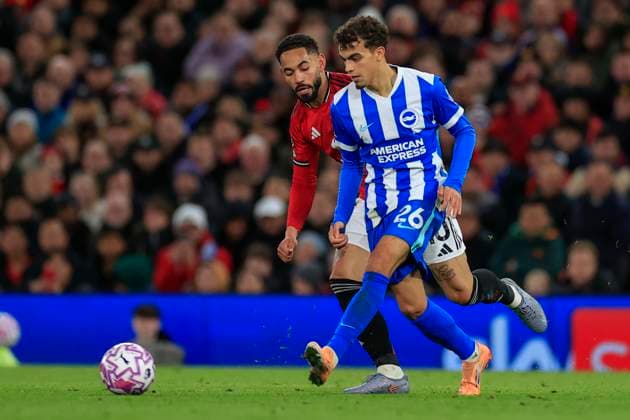 Manchester United, ManU v Brighton and Hove Albion Premier League 25 10 2025. Yasin Ayari (26) of Brighton & Hove Albion passes the ball watched by Matheus Cunha (10) of Manchester United during the Premier League match between Manchester United and Brighton and Hove Albion at Old Trafford, Manchester, England on 25 October 2025. Manchester Old Trafford Greater Manchester England Editorial use only DataCo restrictions apply See www.football-dataco.com , Copyright: xConorxMolloyx PSI-23095-0057