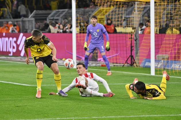 Nico Schlotterbeck Borussia Dortmund , Said El Mala 1 FC Koeln , Ramy Bensebaini Borussia Dortmund , v li 25 10 2025, Fußball 1 Bundesliga, Saison 2025 2026, 8 Spieltag, Borussia Dortmund 1 FC Köln DFL regulations prohibit any use of photographs as image sequences and or quasi video Dortmund Signal Iduna Park Nordrhein Westfalen Germany Team2