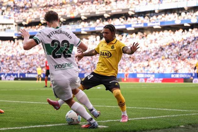 October 25, 2025, Cornella, Barcelona, SPAIN: Tyrhys Dolan of RCD Espanyol and David Affengruber of Elche CF in action during the Spanish league, La Liga EA Sports, football match played between RCD Espanyol and Elche CF at RCDE Stadium on October 25, 2025 in Cornella, Barcelona, Spain. Cornella SPAIN - ZUMAa181 20251025_zaa_a181_191 Copyright: xJavierxBorregox