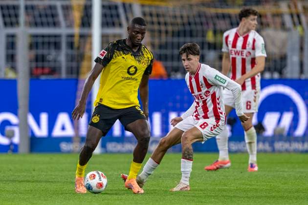 25 10 2025 Football Borussia Dortmund 1 FC Cologne, Matchday 8 at Signal Iduna Park Serhou Guirassy Borussia Dortmund l and Denis Huseinbasic 1 FC Cologne fight for the ball IMPORTANT NOTE In accordance with the regulations of the DFL and the DFB, it is prohibited to use or have used photographs taken in the stadium and or of the match in the form of sequential images and or video-like photo series Copyright: xDavidxInderliedx
