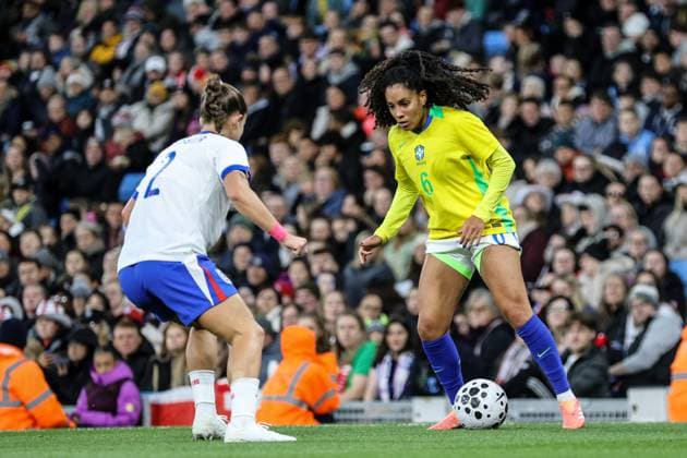 Yasmin (6 Brazil) on the ball during the Womens International Friendly, Länderspiel, Nationalmannschaft football match between England and Brazil at Etihad Stadium in Manchester, England Copyright: xNataliexMincher SPPx Sportspressphoto_SPR50957