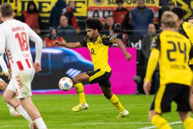 GER, 1 FBL, Borussia Dortmund vs 1 FC Köln 25 10 2025, Signal Iduna Park, Dortmund, GER, 1 FBL, Borussia Dortmund vs 1 FC Köln in picture Karim Adeyemi Borussia Dortmund, 27 single action whole body whole body ball on foot nordphotoxGmbHxx xChristianxSchulze nph000300