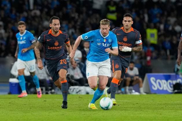 SSC Napoli v FC Internazionale - Serie A Hakan Calhanoglu of FC Internazionale competes for the ball with Kevin De Bruyne of SSC Napoli during the Serie A match between SSC Napoli and FC Internazionale at Stadio Diego Armando Maradona Naples Italy on 25 October 2025. Naples Naples Italy  Copyright: xFrancoxRomanox originalFilename:romano-sscnapol251025_npSyX.jpg