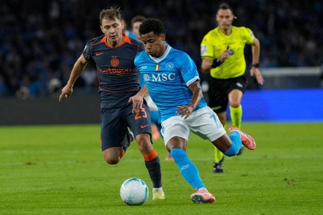 SSC Napoli v FC Internazionale - Serie A Nicolo Barella of FC Internazionale competes for the ball with David Neres of SSC Napoli during the Serie A match between SSC Napoli and FC Internazionale at Stadio Diego Armando Maradona Naples Italy on 25 October 2025. Naples Naples Italy  Copyright: xFrancoxRomanox originalFilename:romano-sscnapol251025_npwy5.jpg