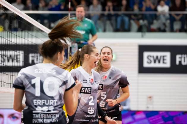 1 Volleyball Bundesliga Women Schwarz Weiss Erfurt vs VfB Suhl Lotto Thüringen Erfurt 25 10 2025 Cheering, Elizabeth Sandbothe 2 Schwarz Weiss Erfurt center , Kinga Szücs 10 Schwarz Weiss Erfurt front and Emilie Respaut 5 Schwarz Weiss Erfurt back 1 Volleyball Bundesliga Women Schwarz Weiss Erfurt vs VfB Suhl Lotto Thüringen Riethsporthalle Erfurt 25 10 2025 Copyright: xBEAUTIFULxSPORTS Duehringx