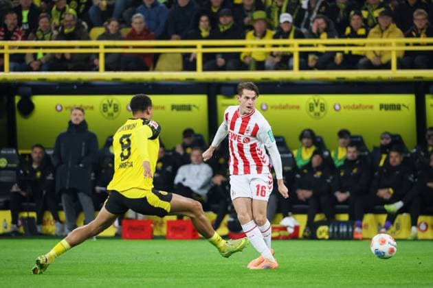 25 10 2025, xfanx, Soccer 1 Bundesliga, Borussia Dortmund 1 FC Köln v l in duel Felix Nmecha BVB and Jakub Kaminski 1 FC Köln DFL DFB REGULATIONS PROHIBIT ANY USE OF PHOTOGRAPHS as IMAGE SEQUENCES and or QUASI VIDEO Dortmund mfan