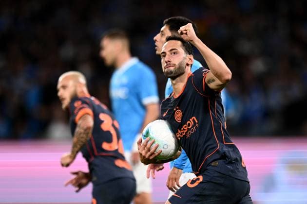 Ni Napoli 25 10 2025 - campionato di calcio serie A Napoli-Inter foto Nicola Ianuale Image nella foto: esultanza gol Hakan Calhanoglu 