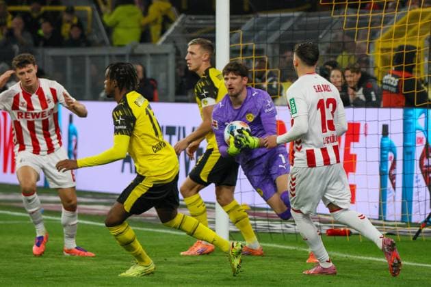 25 10 2025, xfanx, Fussball 1 Bundesliga, Borussia Dortmund 1 FC Köln v l the fourth goalkeeper Gregor Kobel BVB holds the ball and prevents a goal for Cologne DFL DFB REGULATIONS PROHIBIT ANY USE OF PHOTOGRAPHS as IMAGE SEQUENCES and or QUASI VIDEO Dortmund mfan
