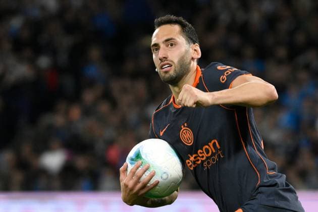 Hakan Calhanoglu of FC Internazionale celebrates after scoring on penalty the goal of 2-1 for his side during the Serie A 2025 2026 football match between SSC Napoli and FC Internazionale at Diego Armando Maradona stadium in Naples (Italy), October 25, 2025. andreaxstaccioli