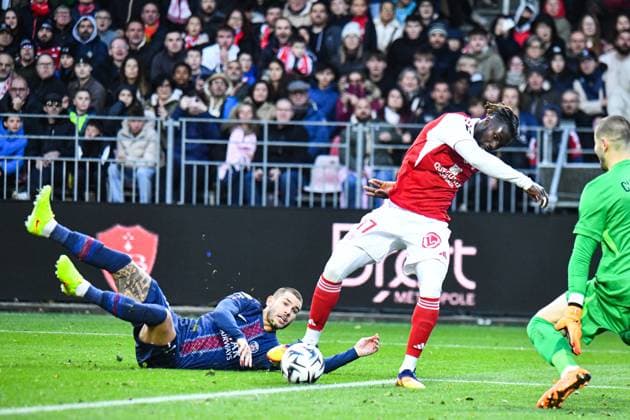 FOOTBALL : Stade Brestois 29 vs Paris Saint Germain - Ligue 1 - JournÃ e 9 - 25 10 2025 Lucas Hernandez (Paris SG) Mama Balde (Stade Brestois) BrestFrance  Copyright: xBaptistexAutissierx