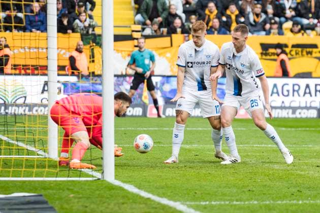 25 10 2025, xomx, Soccer 2 Bundesliga, Dynamo Dresden SC Paderborn 07 v l Dennis Seimen SC Paderborn 07 has the ball Laurin Curda SC Paderborn 07 , Tjark Scheller SC Paderborn 07 DFL DFB REGULATIONS PROHIBIT ANY USE OF PHOTOGRAPHS as IMAGE SEQUENCES and or QUASI VIDEO Dresden