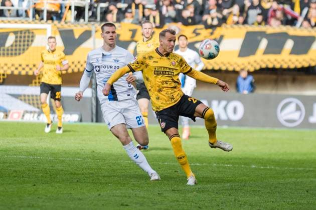 25 10 2025, xomx, Soccer 2 Bundesliga, Dynamo Dresden SC Paderborn 07 v l Lukas Böder Dynamo Dresden on the ball in a duel with Steffen Tigges SC Paderborn 07 DFL DFB REGULATIONS PROHIBIT ANY USE OF PHOTOGRAPHS as IMAGE SEQUENCES and or QUASI VIDEO Dresden