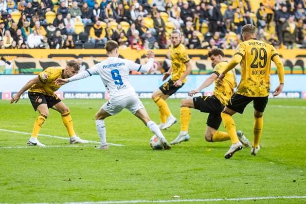 25 10 2025, xomx, Fußball 2 Bundesliga, Dynamo Dresden SC Paderborn 07 v l Nick Bätzner SC Paderborn 07 , Alexander Rossipal Dynamo Dresden am Ball DFL DFB REGULATIONS PROHIBIT ANY USE OF PHOTOGRAPHS as IMAGE SEQUENCES and or QUASI VIDEO Dresden