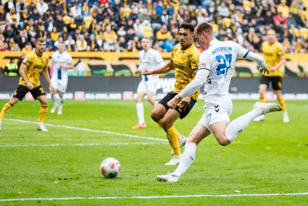 25 10 2025, xomx, Soccer 2 Bundesliga, Dynamo Dresden SC Paderborn 07 v l Steffen Tigges SC Paderborn 07 and Claudio Kammerknecht Dynamo Dresden in a duel on the ball DFL DFB REGULATIONS PROHIBIT ANY USE OF PHOTOGRAPHS as IMAGE SEQUENCES and or QUASI VIDEO Dresden