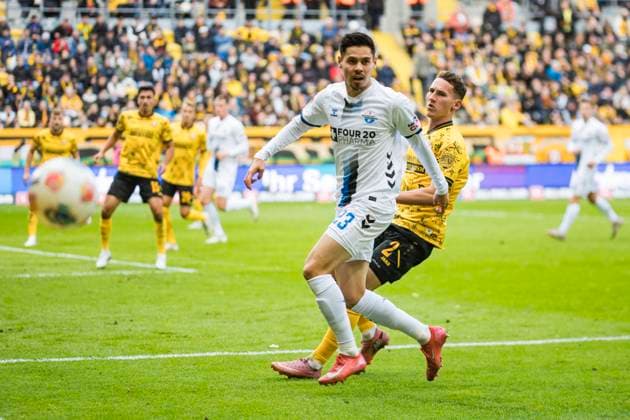 25 10 2025, xomx, Soccer 2 Bundesliga, Dynamo Dresden SC Paderborn 07 v l Raphael Obermair SC Paderborn 07 and Konrad Faber Dynamo Dresden in a duel on the ball DFL DFB REGULATIONS PROHIBIT ANY USE OF PHOTOGRAPHS as IMAGE SEQUENCES and or QUASI VIDEO Dresden