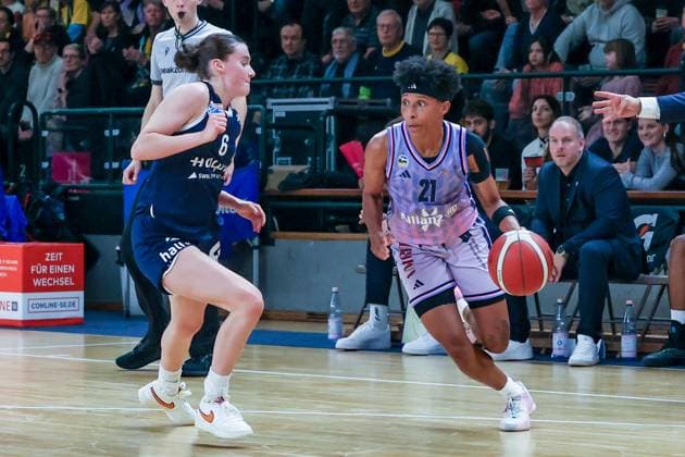 Deeshyra Thomas (Alba Berlin, 21) looks to the field with the ball, Alba Berlin Frauen vs Syntainics MBC, Basketball, 1. DBBL, Spieltag 5, Photo: Foot.Bowl Thomas Sobotzki Copyright: xFootxBowl ThomasxSobotzkix