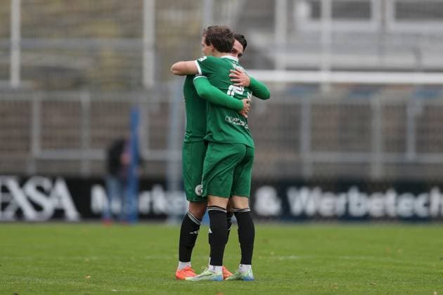 25 10 2025, xjcx, Men, Soccer, Season 2025 2026, Regionalliga Bayern, 15 Matchday SV Viktoria Aschaffenburg VfB Eichstaett Arif Ekin 25, VfB Eichstätt and Florian Lamprecht 23, VfB Eichstätt embrace after the final whistle Aschaffenburg Stadion am Schoenbusch Bayern Germany