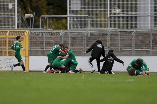 25 10 2025, xjcx, Herren, Fußball, Saison 2025 2026, Regionalliga Bayern, 15 Spieltag SV Viktoria Aschaffenburg VfB Eichstaett Jubel nach dem Ausgleich mit der letzten Aktion des Spiels, der VfB Eichstätt beubelt das 3 3 von Arif Ekin 25, VfB Eichstätt Aschaffenburg Stadion am Schoenbusch Bayern Deutschland