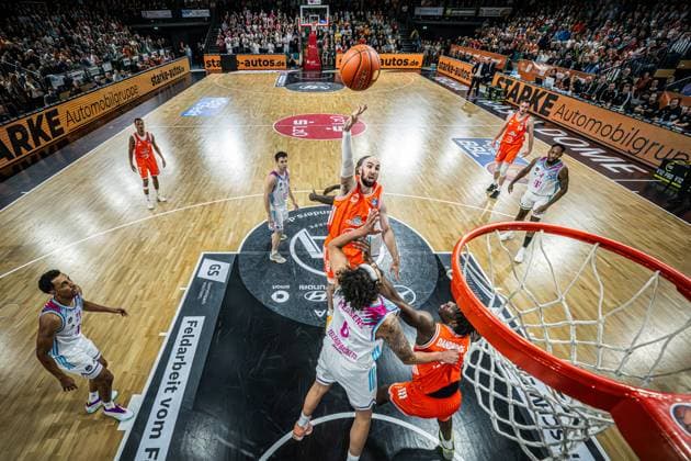 1 Basketball Bundesliga, easyCredit BBL, Season 2025 2026, Men, Main round, 5 Matchday, 25 10 2025, RASTA Vechta Telekom Baskets Bonn Tommy Kuhse 12 RASTA Vechta at the basket Vechta RASTA Dome Lower Saxony Germany