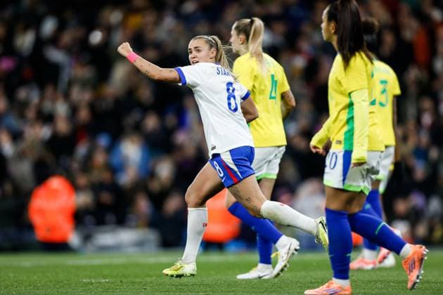 England Women v Brazil Women International Friendly, Länderspiel, Nationalmannschaft Georgia STANWAY of England Women scores her teams first goal from the penalty spot during the International Friendly match at the City of Manchester Stadium, Manchester UK Newspapers OUT Copyright: xMaxxTomlinsonx FIL-22400-0074