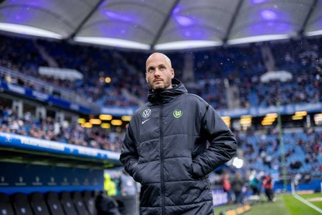Hamburg, October 25, 2025 Soccer, 1 Bundesliga 2025 26, Hamburger SV VfL Wolfsburg Paul Simonis VfL Wolfsburg, Coach DFL REGULATIONS PROHIBIT ANY USE OF PHOTOGRAPHS AS IMAGE SEQUENCES AND OR QUASI VIDEO