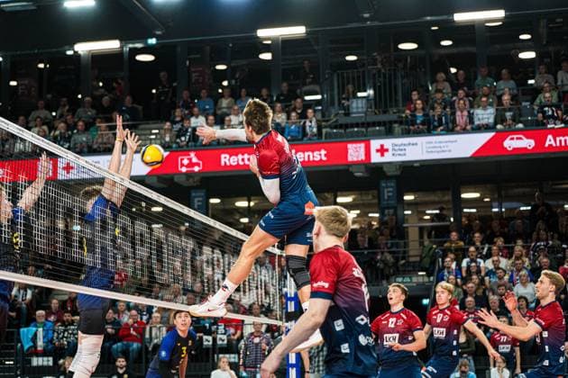 Volleyball I Men I Season 2025 2026 I Volleyball Bundesliga I 2 Matchday I SVG Lüneburg cerebricks Volley Goats Mitteldeutschland I 25 10 2025 Jackson Clifford Howe 6, SVG Lüneburg in attack against cerebricks VOLLEY GOATS Mitteldeutschland Copyright: xLobeca Bjorn-OlexKehmx