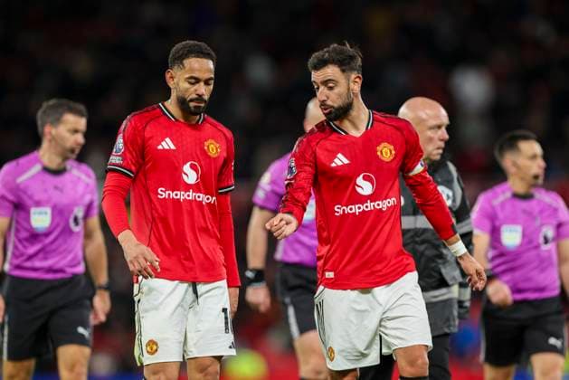 Manchester United, ManU v Brighton & Hove Albion, Premier League Manchester United forward Matheus Cunha (10) and Manchester United midfielder Bruno Fernandes (8) talk as they leave the pitch at half time during the Manchester United v Brighton & Hove Albion Premier League match at Old Trafford, Manchester, England on 25 October 2025 Credit: Phil Duncan Every Second Media Editorial use only. All images are copyright Every Second Media Limited. No images may be reproduced without prior permission. All rights reserved. Premier League and Football League images are subject to licensing agreements with Football DataCo Limited. see https: www.football-dataco.com Copyright: xIMAGO EveryxSecondxMediax ESM-1637-0030 PhilxDuncanx xEveryxSecondxMediax