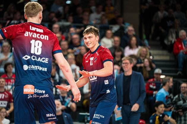 Volleyball I Men I Season 2025 2026 I Volleyball Bundesliga I 2 Matchday I SVG Lüneburg cerebricks Volley Goats Mitteldeutschland I 25 10 2025 Santeri Riku Matias Välimaa 12, SVG Lüneburg high-fives on the court with Axel Valdemar Juul Larsen 18, SVG Lüneburg Copyright: xLobeca Bjorn-OlexKehmx
