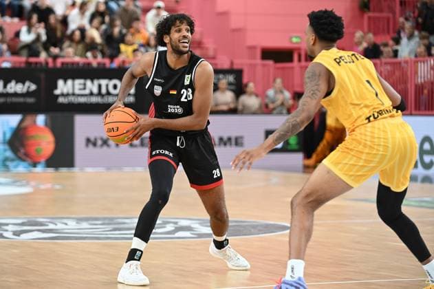 Alieu Ceesay SBB Baskets Wolmirstedt, 28 vs Bernard Pelote III Tigers Tuebingen, 01 GER, Tigers Tuebingen vs SBB Baskets Wolmirstedt, Basketball, Men, Pro A, 2 Barmer Basketball Bundesliga, Season 2025 2026, 25 10 2025 GER, Tigers Tuebingen vs SBB Baskets Wolmirstedt, Basketball, Men, Pro A, 2 Barmer Basketball Bundesliga, Season 2025 2026, 25 10 2025 Tuebingen Copyright: xEibner-Pressefoto NicolasxWoernx EP_NWN