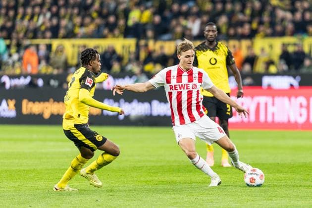 1 Fussball Bundesliga Borussia Dortmund vs 1 FC Koeln, 25 10 2025 DORTMUND, GERMANY OCTOBER 25 Timo Huebers Hübers, Hubers, 1 FC Koeln, 4 controls the ball against Carney Chukwuemeka Borussia Dortmund, 17 during the Bundesliga match between Borussia Dortmund vs 1 FC Koeln at Signal Iduna Park on matchday 8 of the 1 Fussball Bundesliga on October 25, 2025 in Dortmund, Germany DFL REGULATIONS PROHIBIT ANY USE OF PHOTOGRAPHS AS IMAGE SEQUENCES AND OR QUASI VIDEO Copyright: xBEAUTIFULxSPORTS Wunderlx