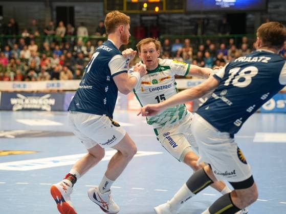 Adam Loenn SC DHfK Leipzig, 15 tries to get past Johannes Wasielewski Bergischer HC, 77 Bergischer HC vs SC DHfK Leipzig, Handball, 1 Bundesliga, Matchday 10, Season 2025 2026, 25 10 2025 Bergischer HC vs SC DHfK Leipzig, Handball, 1 Bundesliga, Matchday 10, Season 2025 2026, 25 10 2025 Wuppertal Copyright: xEibner-Pressefoto DamianxKruczynx EP_DKI
