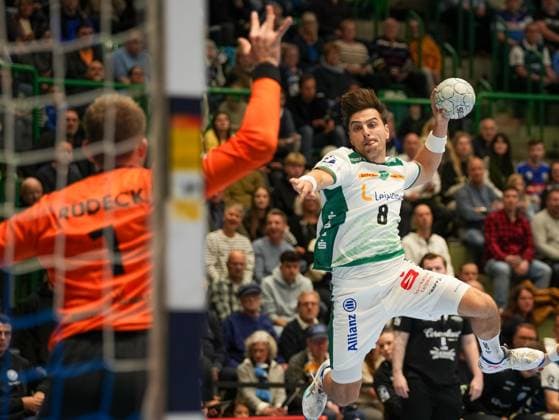 Lucas Krzikalla SC DHfK Leipzig, 8 on jump shot against Christopher Rudeck Bergischer HC, 1 Bergischer HC vs SC DHfK Leipzig, Handball, 1 Bundesliga, Matchday 10, Season 2025 2026, 25 10 2025 Bergischer HC vs SC DHfK Leipzig, Handball, 1 Bundesliga, Matchday 10, Season 2025 2026, 25 10 2025 Wuppertal Copyright: xEibner-Pressefoto DamianxKruczynx EP_DKI