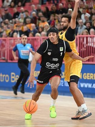 Trey Thompson Stewart SBB Baskets Wolmirstedt, 01 prevails against Miles Tention Tigers Tuebingen, 03 GER, Tigers Tuebingen vs SBB Baskets Wolmirstedt, Basketball, Men, Pro A, 2 Barmer Basketball Bundesliga, Season 2025 2026, 25 10 2025 GER, Tigers Tuebingen vs SBB Baskets Wolmirstedt, Basketball, Men, Pro A, 2 Barmer Basketball Bundesliga, Season 2025 2026, 25 10 2025 Tuebingen Copyright: xEibner-Pressefoto NicolasxWoernx EP_NWN
