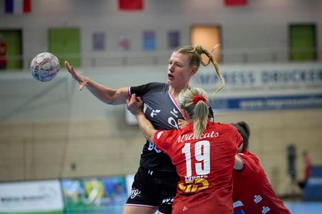 Naina Klein Tussies, 9 , Lea Gruber Halle, 19 , SV Union Halle Neustadt vs TuS Metzingen, Handball Bundesliga Frauen, Saison 2025 26, 6 Spieltag, 25 10 2025 Halle SWH Arena Sachsen Anhalt Germany