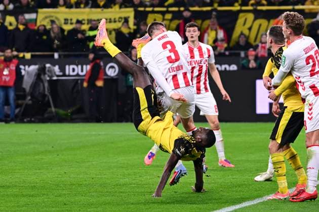 Serhou Guirassy 9 Borussia Dortmund Zweikampf Dominique Heintz 1 FC Köln, 3 , Borussia Dortmund vs 1 FC Koeln, Fußball, 1 Bundesliga, 08 Spieltag, 25 10 2025 DFB regulations prohibit any use of photographs as image sequences and or quasi video Dortmund Nordrhein Westfalen Germany Copyright: xkolbert-press MarcxNiemeyerx