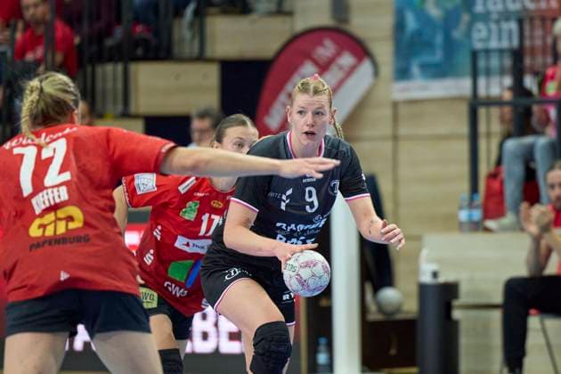 Ilona Kieffer Halle, 72 , Naina Klein Tussies, 9 , SV Union Halle Neustadt vs TuS Metzingen, Handball Bundesliga Frauen, Saison 2025 26, 6 Spieltag, 25 10 2025 Halle SWH Arena Sachsen Anhalt Germany