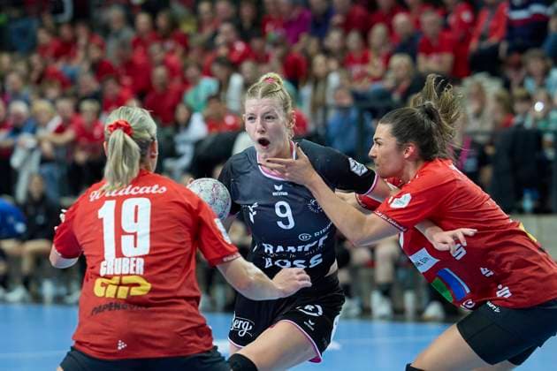 Lea Gruber Halle, 19 , Naina Klein Tussies, 9 , Engelina Alida Corona Molenaar Halle, 7 , SV Union Halle Neustadt vs TuS Metzingen, Handball Bundesliga Frauen, Saison 2025 26, 6 Spieltag, 25 10 2025 Halle SWH Arena Sachsen Anhalt Germany