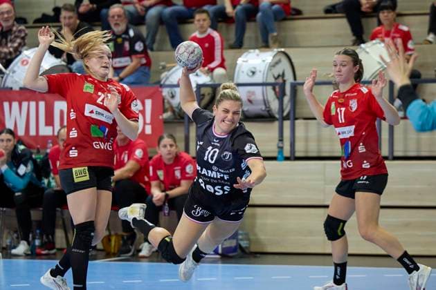 Cara Reuthal Halle, 26 , Nele Franz Tussies, 10 , Emma Hertha Halle, 17 , SV Union Halle Neustadt vs TuS Metzingen, Handball Bundesliga Frauen, Saison 2025 26, 6 Spieltag, 25 10 2025 Halle SWH Arena Sachsen Anhalt Germany