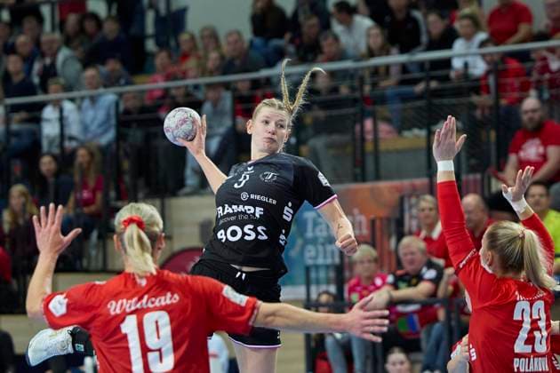 Lea Gruber Halle, 19 , Naina Klein Tussies, 9 , Marie Polakova Halle, 23 , SV Union Halle Neustadt vs TuS Metzingen, Handball Bundesliga Frauen, Saison 2025 26, 6 Spieltag, 25 10 2025 Halle SWH Arena Sachsen Anhalt Germany