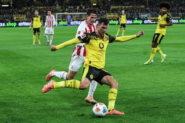 Sport, Football, Bundesliga Season 2025 2026 8 Matchday Borussia Dortmund 1 FC Köln 25 10 2025, SIGNAL IDUNA PARK Jakub Kaminski 1 FC Köln, 16 Pascal Groß Borussia Dortmund, 13 Dortmund SIGNAL IDUNA PARK North Rhine-Westphalia Germany
