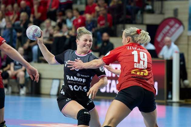 Nele Franz Tussies, 10 , Lea Gruber Halle, 19 , SV Union Halle Neustadt vs TuS Metzingen, Handball Bundesliga Frauen, Saison 2025 26, 6 Spieltag, 25 10 2025 Halle SWH Arena Sachsen Anhalt Germany