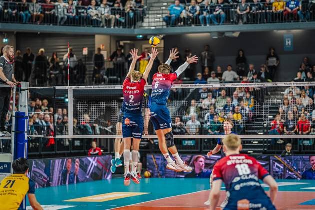 Volleyball mens season 2025 2026 Volleyball Bundesliga main round SVG Lüneburg vs cerebricks VOLLEY GOATS Mitteldeutschland 25 10 2025 Samuel James Schellenberg 23 cerebricks VOLLEY GOATS Mitteldeutschland against the block of Daniel Gruvaeus 2 SVG Lüneburg and Jackson Howe 6 SVG Lüneburg