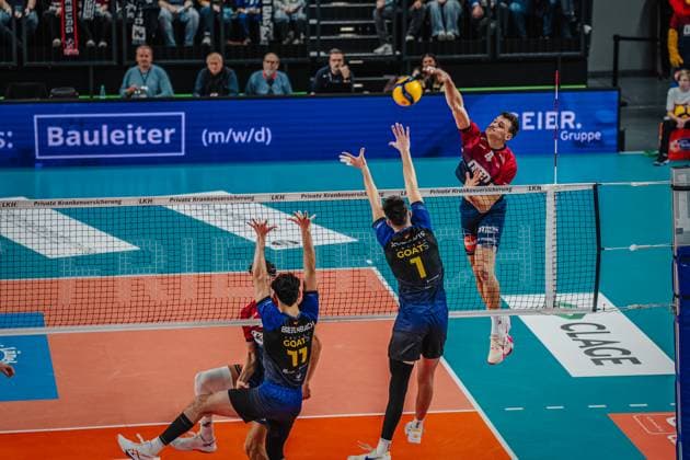 Volleyball Men Season 2025 2026 Volleyball Bundesliga Main Round SVG Lüneburg vs cerebricks VOLLEY GOATS Mitteldeutschland 25 10 2025 Christopher Byam 4 SVG Lüneburg against the block of Nikos Xydakis 1 cerebricks VOLLEY GOATS Mitteldeutschland
