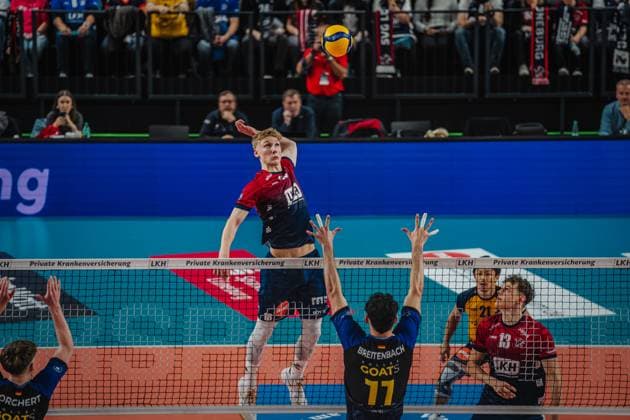 Volleyball mens season 2025 2026 Volleyball Bundesliga main round SVG Lüneburg vs cerebricks VOLLEY GOATS Mitteldeutschland 25 10 2025 Axel Larsen 18 SVG Lüneburg against Nick Breitenbachs block 11 cerebricks VOLLEY GOATS Mitteldeutschland