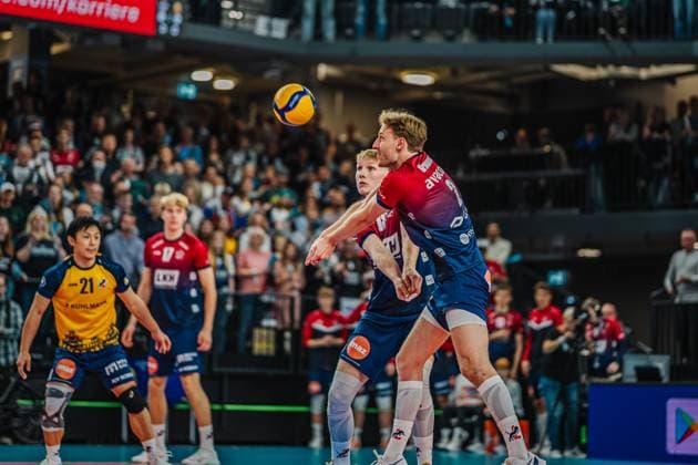 Volleyball mens season 2025 2026 Volleyball Bundesliga main round SVG Lüneburg vs cerebricks VOLLEY GOATS Mitteldeutschland 25 10 2025 Daniel Gruvaeus 2 SVG Lüneburg and Axel Larsen 18 SVG Lüneburg collide during the reception