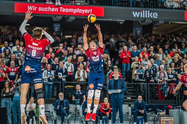 Volleyball Men Season 2025 2026 Volleyball Bundesliga Main Round SVG Lüneburg vs cerebricks VOLLEY GOATS Mitteldeutschland 25 10 2025 Santeri Välimaa 12 SVG Lüneburg plays the ball to the