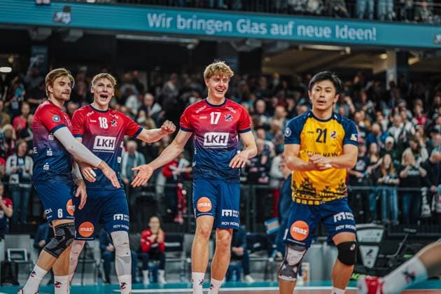 Volleyball mens season 2025 2026 Volleyball Bundesliga main round SVG Lüneburg vs cerebricks VOLLEY GOATS Mitteldeutschland 25 10 2025 The SVG Lüneburg team cheers